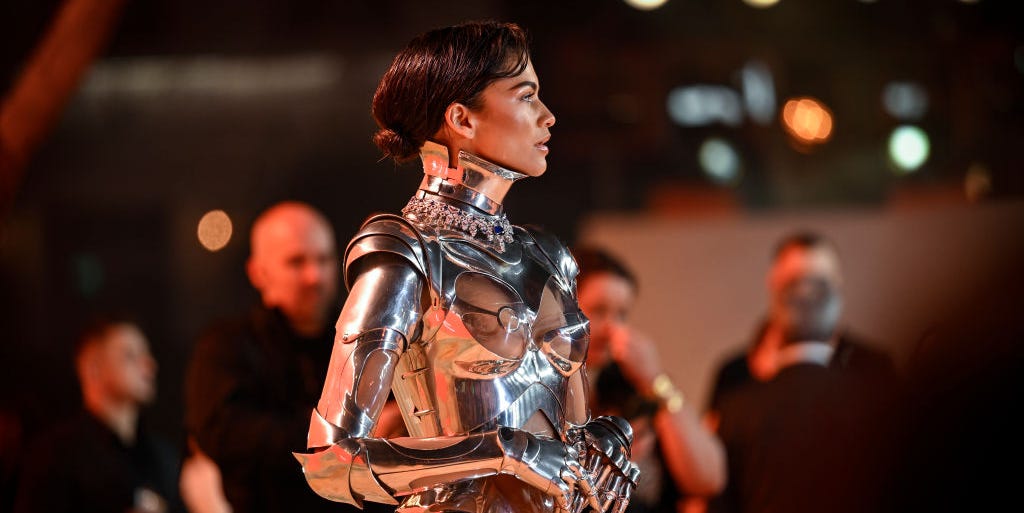 Zendaya vestida de robot: la historia que hay detrás del look más