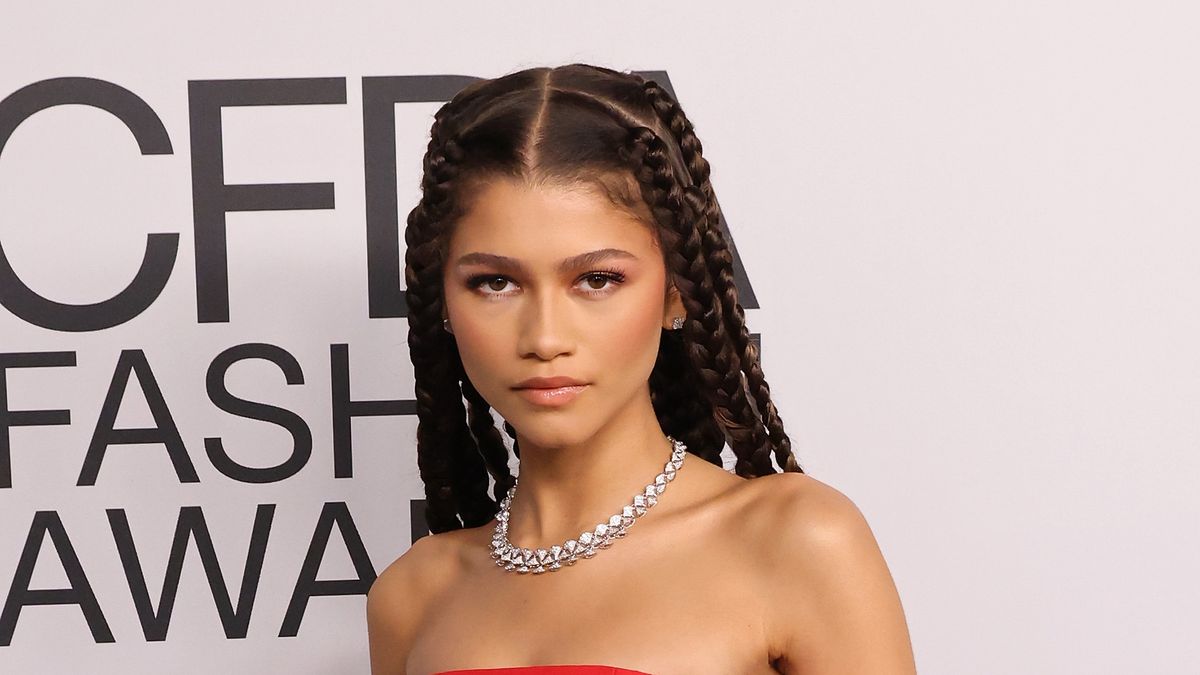 Zendaya Wore A Strapless Bra As A Top And She Looks Is Absolutely Unreal
