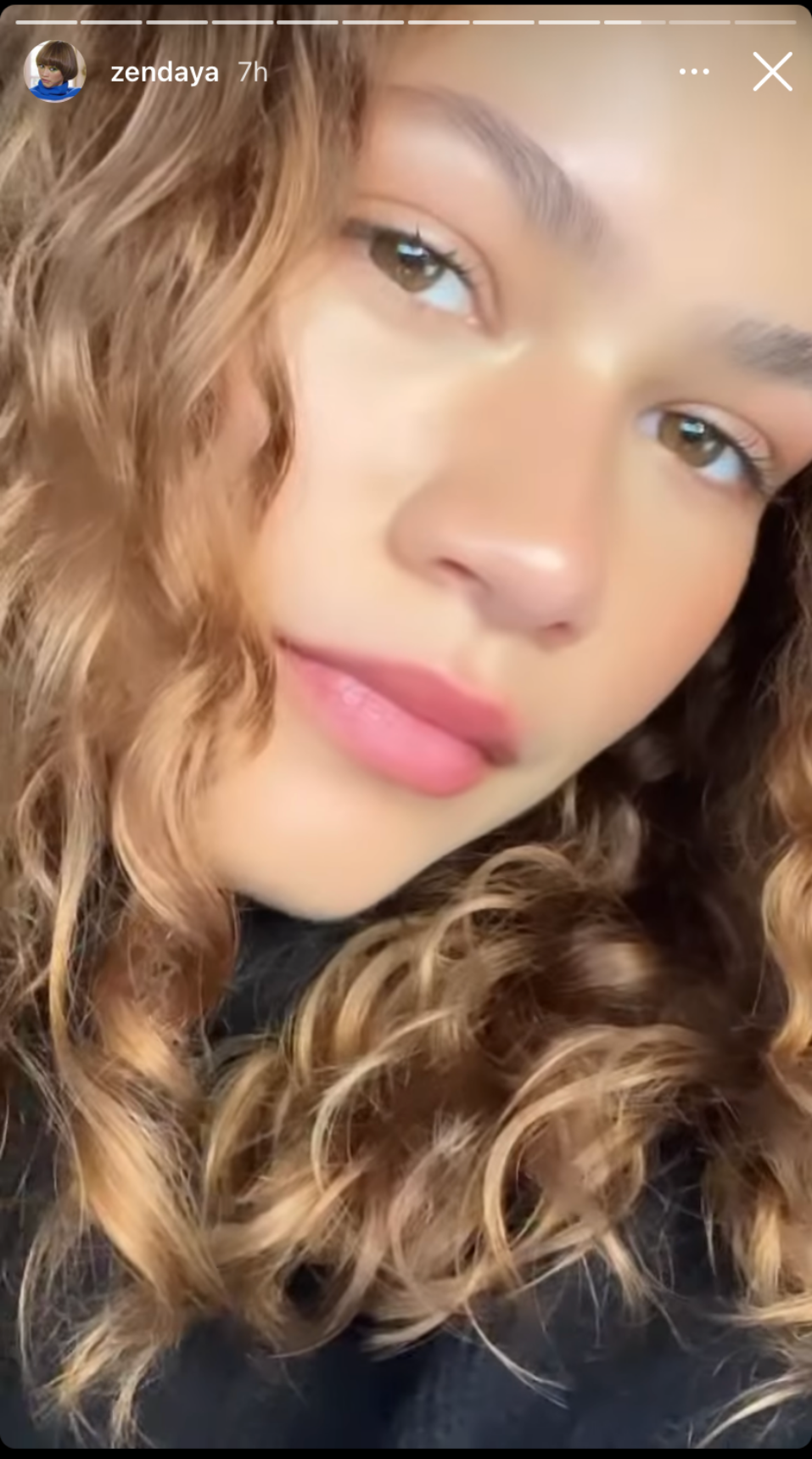 zendaya honey blonde highlights