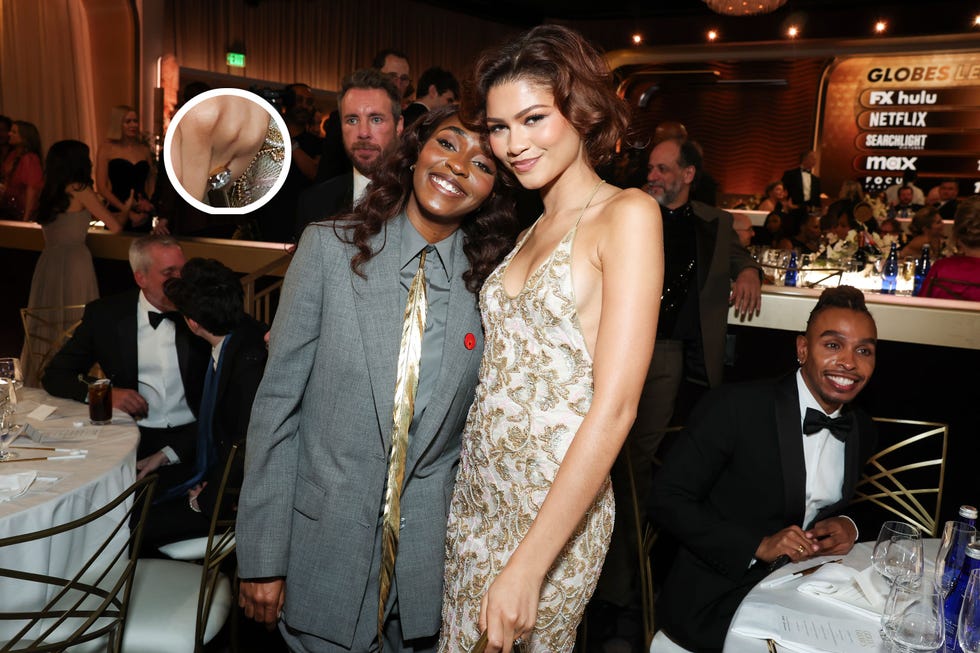 zendaya still wearing her ring with her second look﻿