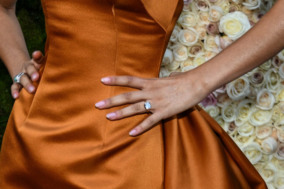 a close up of zendaya's hand with a diamond ring at the golden globes