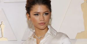 zendaya's oscars red carpet outfit was a major throwback to 1998
