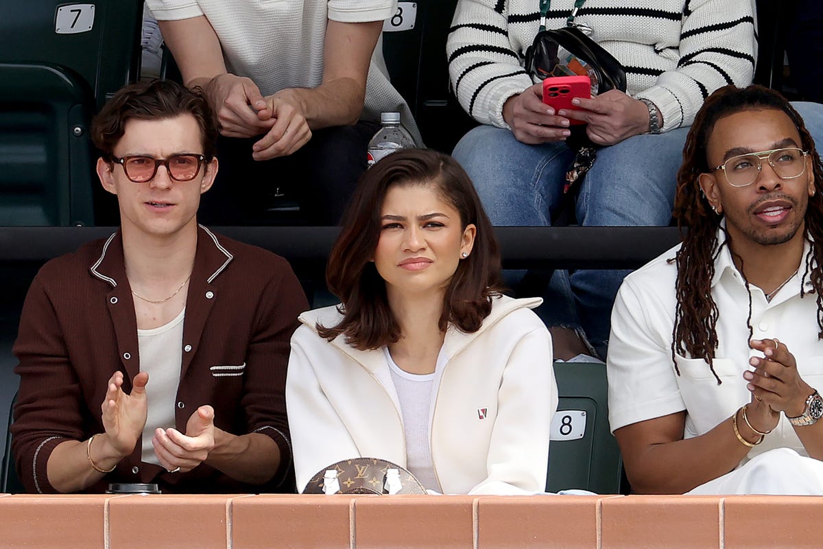 Vorschau für Zendaya über ihre In-N-Out-Bestellung, die letzte Show, die sie gebingt hat, und Styling mit Law Roach | Ask Me Anything | ELLE