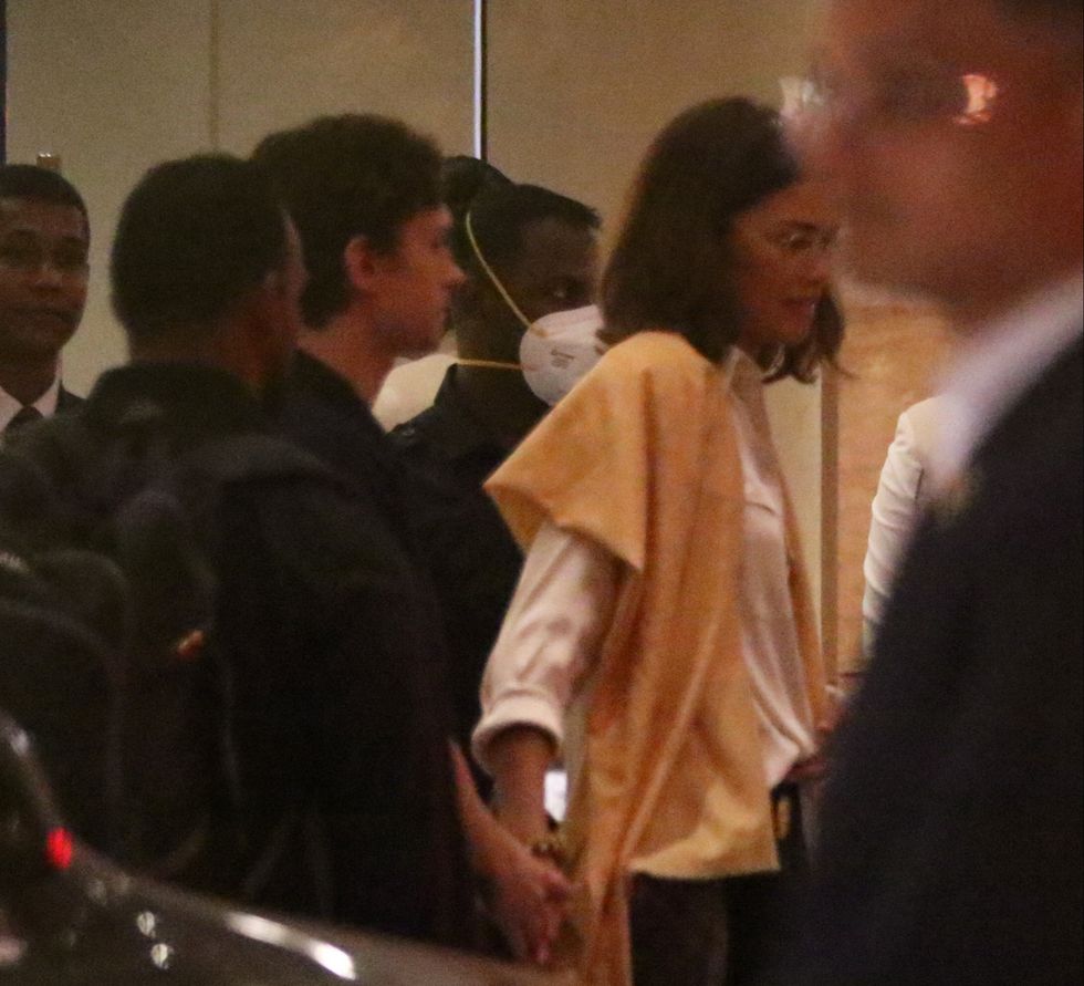 zendaya and tom holland holding hands while leaving india