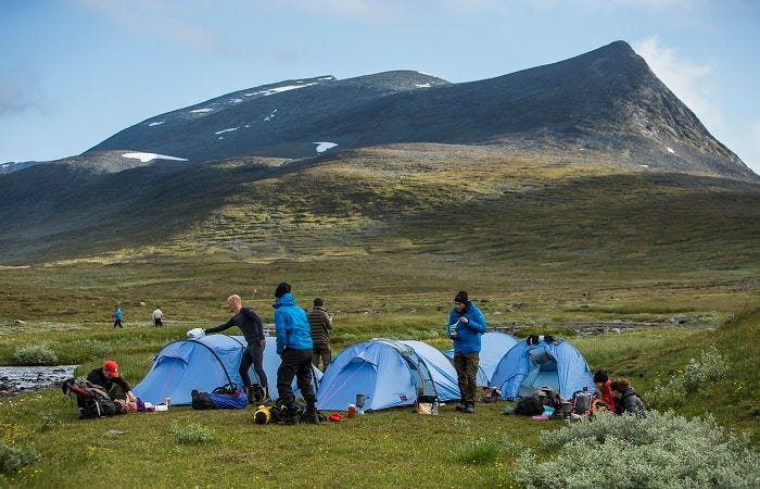 Deelnemers aan de meerdaagse trekking moeten zelf hun tent opzetten en voor eten zorgen