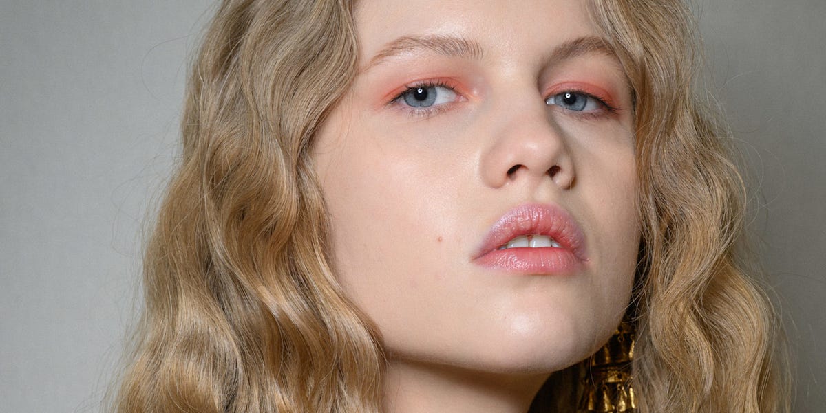 How to Use Jojoba Oil to Strengthen and Grow Your Hair