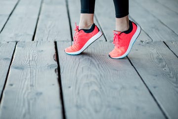 vrouw staat op haar tenen op sportschoenen