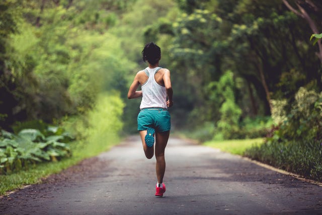 hardlopen vrouw natuur alleen