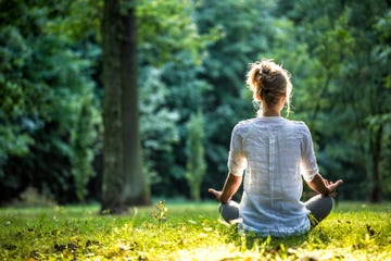 vrouw mediteert in het park