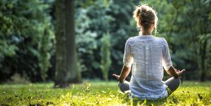 vrouw mediteert in het park