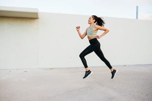 een vrouw is aan het hardlopen