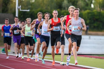 hardlopers lopen een wedstrijd op een atletiekbaan