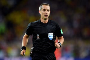 scheidsrechter mark geiger rent over voetbalveld tijdens wedstrijd