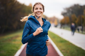 een vrouw is blij tijdens het hardlopen