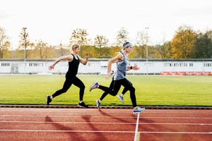 drie vrouwen lopen hard op de atletiekbaan