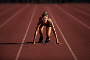 hardloopster op de atletiekbaan