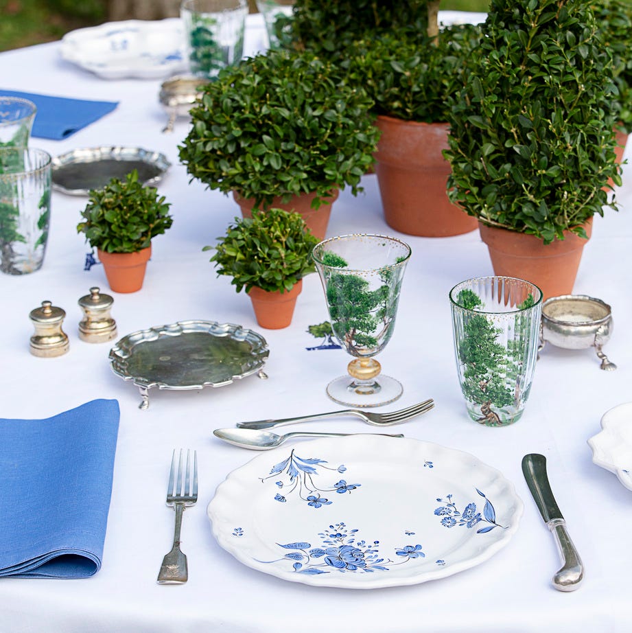 zdg ﻿camaïeu blue dinner plate pair with vintage linen napkins for this tablescape