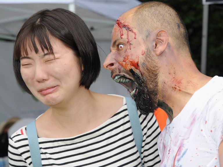 zombi gritando a una mujer