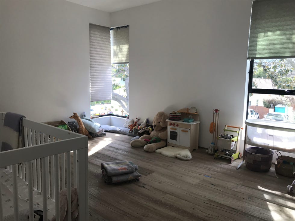 Zona de juegos para una niña antes de la reforma
