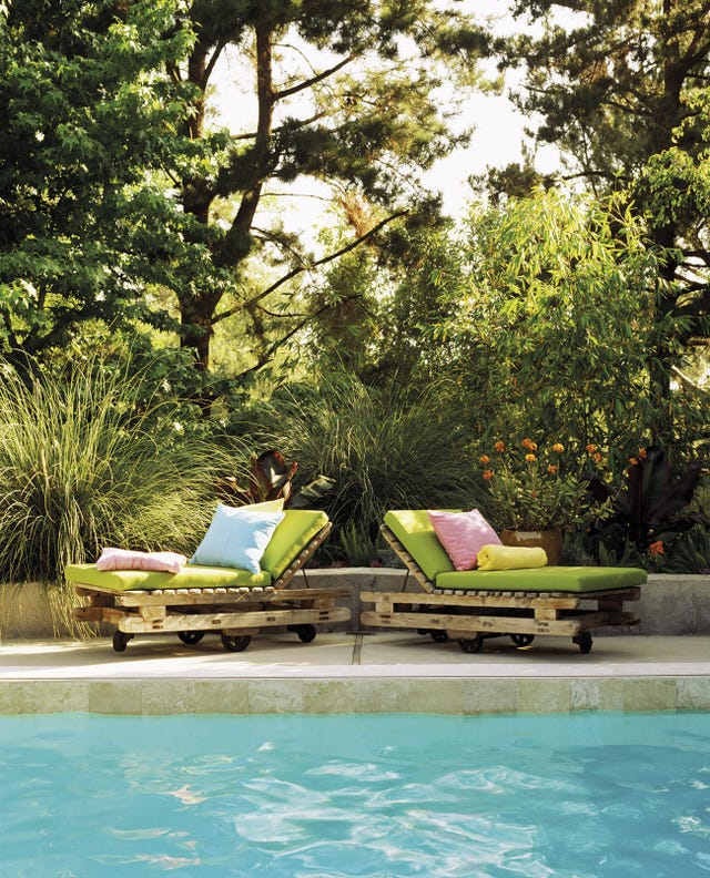 jardín piscina con tumbonas