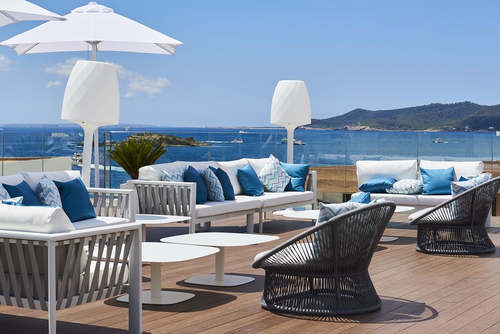 la piscina del hotel eurostars ibiza se encuentra en una magnifica terraza frente al mar