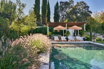 zona de piscina con tumbonas diseñada por el estudio de tristán domecq