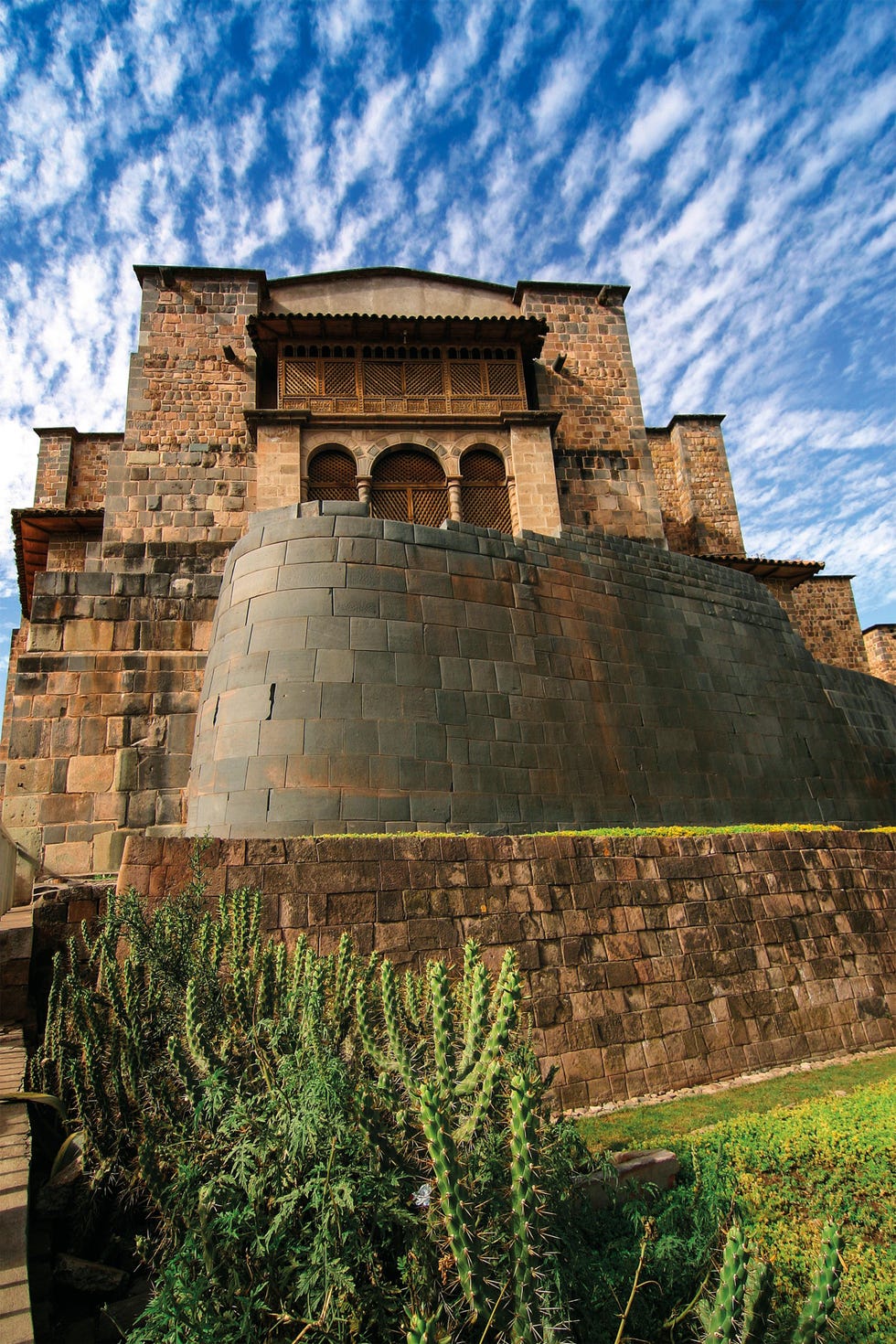 In Cuzco de hoofdstad van het Incarijk stond de Coricancha de Tempel van de Zon Na de Spaanse verovering werd het kloostervan Santo Domingo erbovenop gebouwd