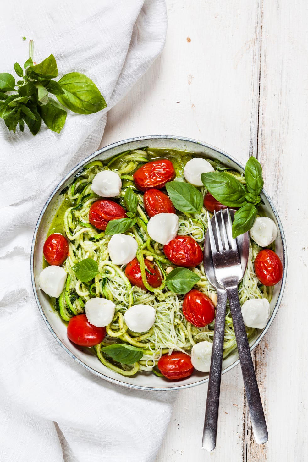 zucchini noodle salad with mozzarella and tomatoes