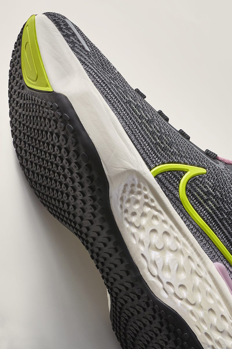 la zapatilla de running nike zoomx invincible run en color negro, gris y amarillo
