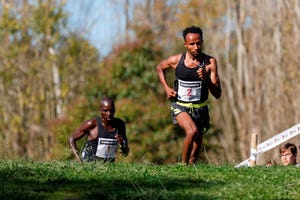 el atleta eritreo awet habte dcha y el de uganda, joel ayeko, participan en la 67ª edición del cross internacional zornotza amorebietabizkaia, prueba incluida en la categoría oro de la federación internacional de atletismo