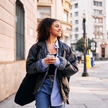 Zoveel stappen zou je elke dag moeten lopen een vrouw wandelt in de stad