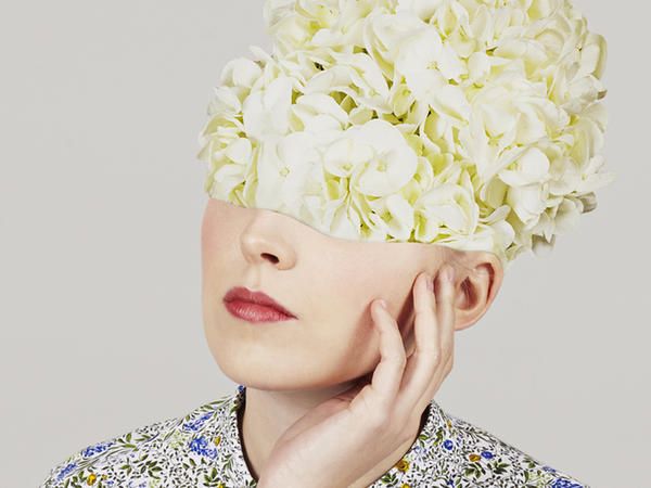 Hair, White, Yellow, Flower, Hairstyle, Beauty, Cut flowers, Petal, Headpiece, Plant, 