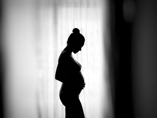 Een zwart-wit foto van een zwangere vrouw