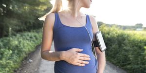 een zwangere vrouw tijdens het hardlopen