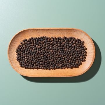 zwarte peper op een bordje