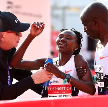 ruth chepngetich finishes chicago marathon ruth chepngetich finishes chicago marathon