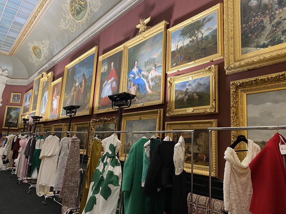 イタリアとフランスの名画が展示される部屋に、コレクションが並ぶ