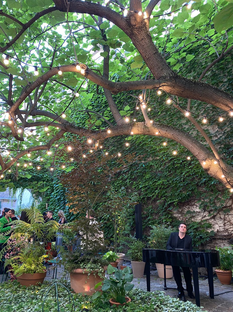 「ドリスヴァンノッテン」のオープニングイベントでは中庭でピアノ演奏が行われ、ドリスさん本人もゲストを出迎えた