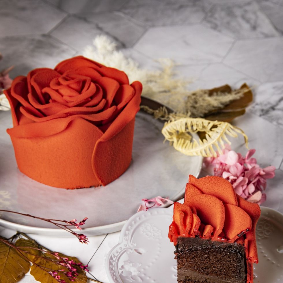 「情人節買顆藝術品般的紅玫瑰蛋糕吧！」跟閨密一起過浪漫的單身情人節