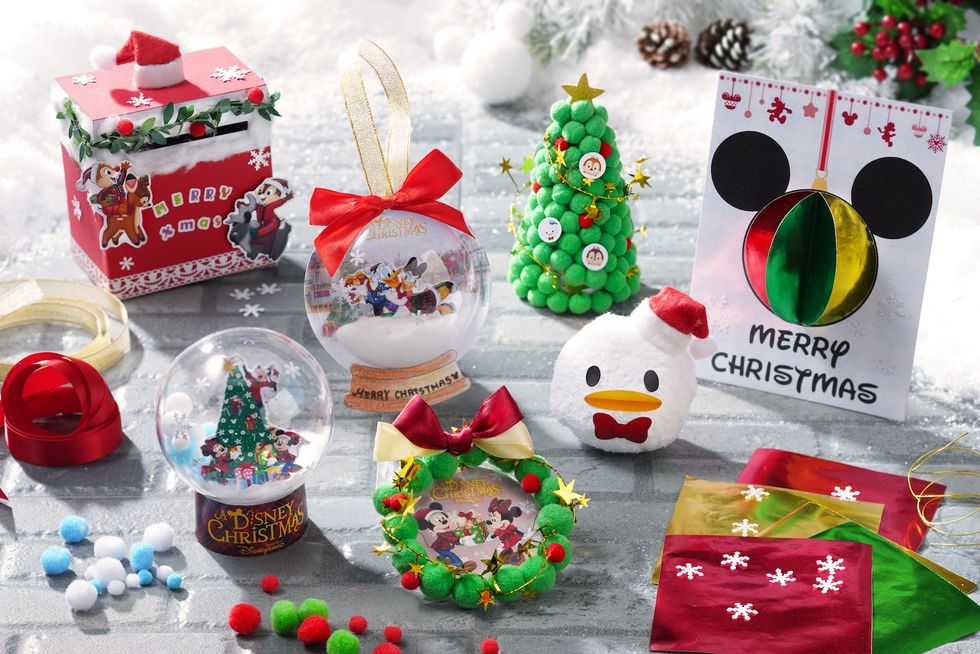 Christmas decoration, Christmas, Christmas tree, Christmas ornament, Christmas eve, Tree, Event, Present, Interior design, Fictional character, 