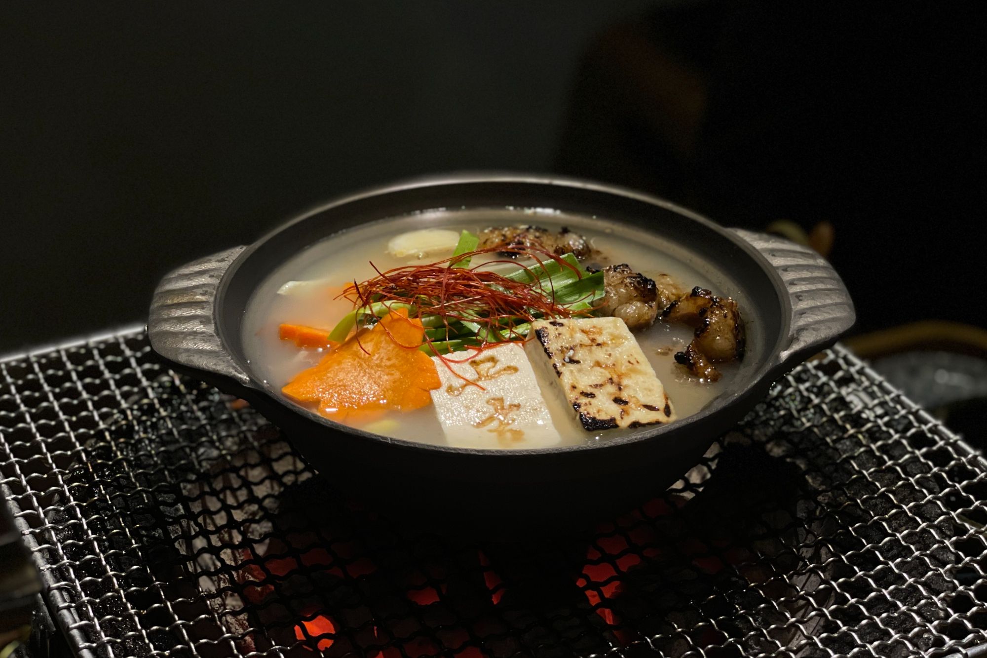 日本九州名物「牛腸鍋」上吉燒肉就能品嘗！湯頭以桂丁雞骨熬煮8小時
