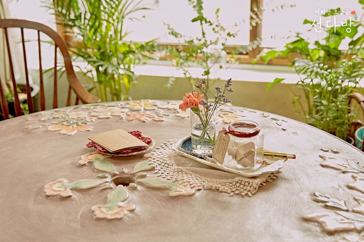 Tablecloth, Table, Textile, Furniture, Linens, Placemat, Centrepiece, Room, Tableware, Coffee table, 
