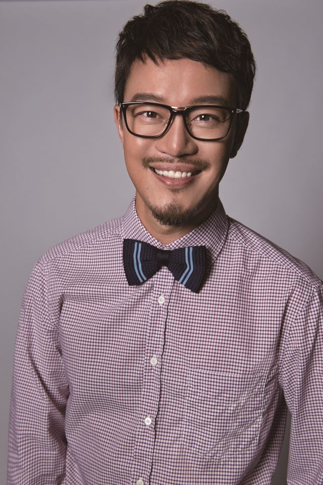 Tie, Bow tie, Dress shirt, Glasses, Forehead, Fashion accessory, Collar, Shirt, White-collar worker, Neck, 