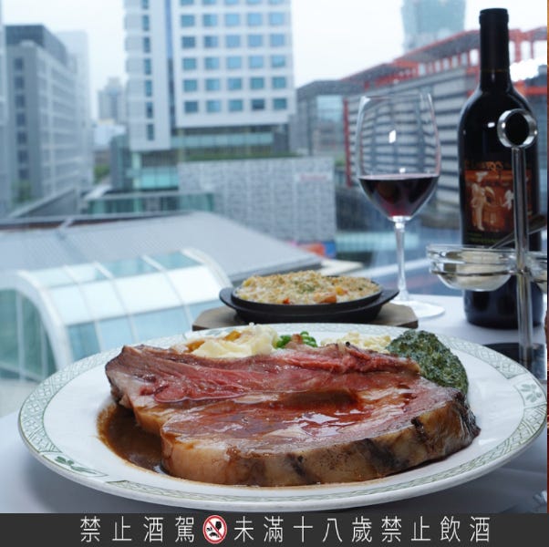 信義區跨年煙火景觀餐廳再加一！勞瑞斯lawry's頂級牛排餐廳進駐bellavita、必點「經典牛肋排、嫩煎鴨肝」