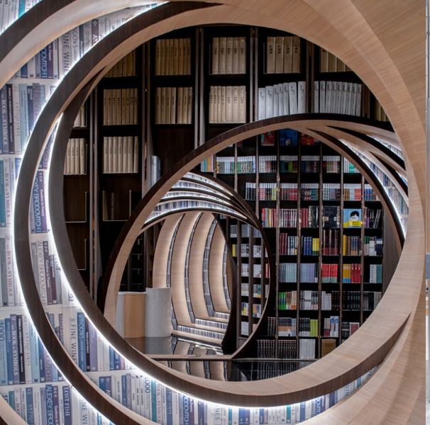木製的圓形拱門內有許多書籍