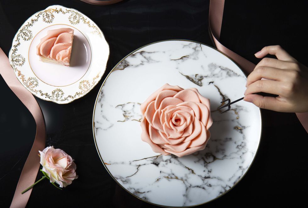 「情人節送顆藝術品般的粉紅玫瑰蛋糕吧！」粉色玫瑰外型與酸甜莓果內餡，讓你抓住老婆女友的胃