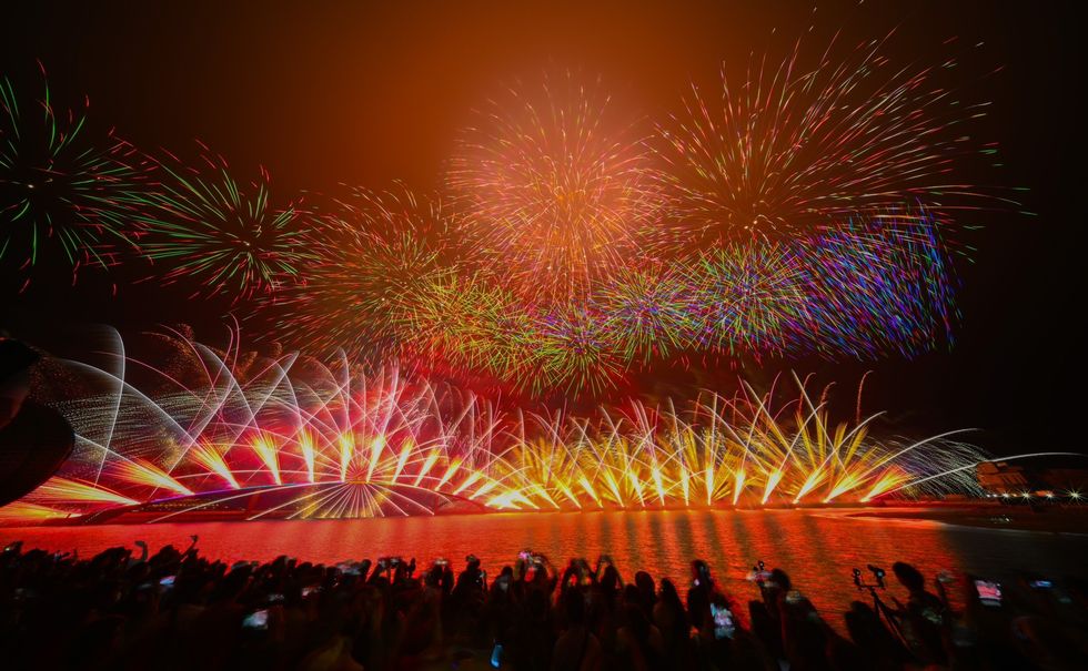 2021澎湖花火節盛大開幕，line friends主題無人機科技燈光秀以及高空煙火秀