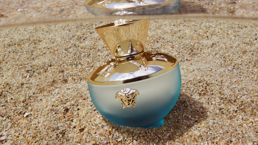 今年你應該擁有一款散發「渡假氛圍」的香水！全新versace狄倫淡藍女性淡香水用層次香調展現清新活力 也帶你體驗「海洋的清涼」！