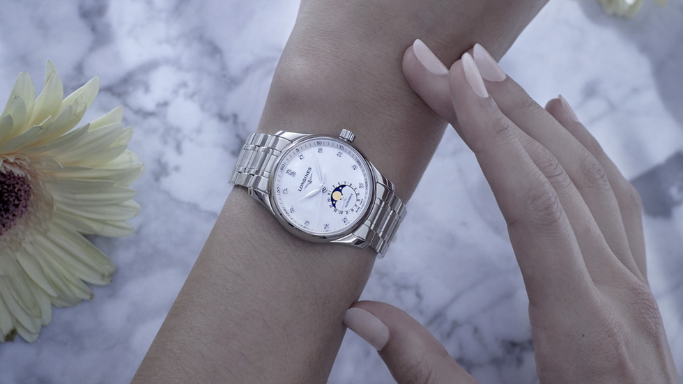 優雅時尚系kol為質感加分的選擇：月相腕錶 來自浪琴的卓越工藝，完整了現代都會女性的典雅品味