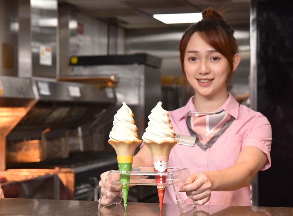 台灣麥當勞大玩萌行銷！大蛋捲冰淇淋聖誕新裝亮相
歡樂送暖心文具「雙色鉛筆」